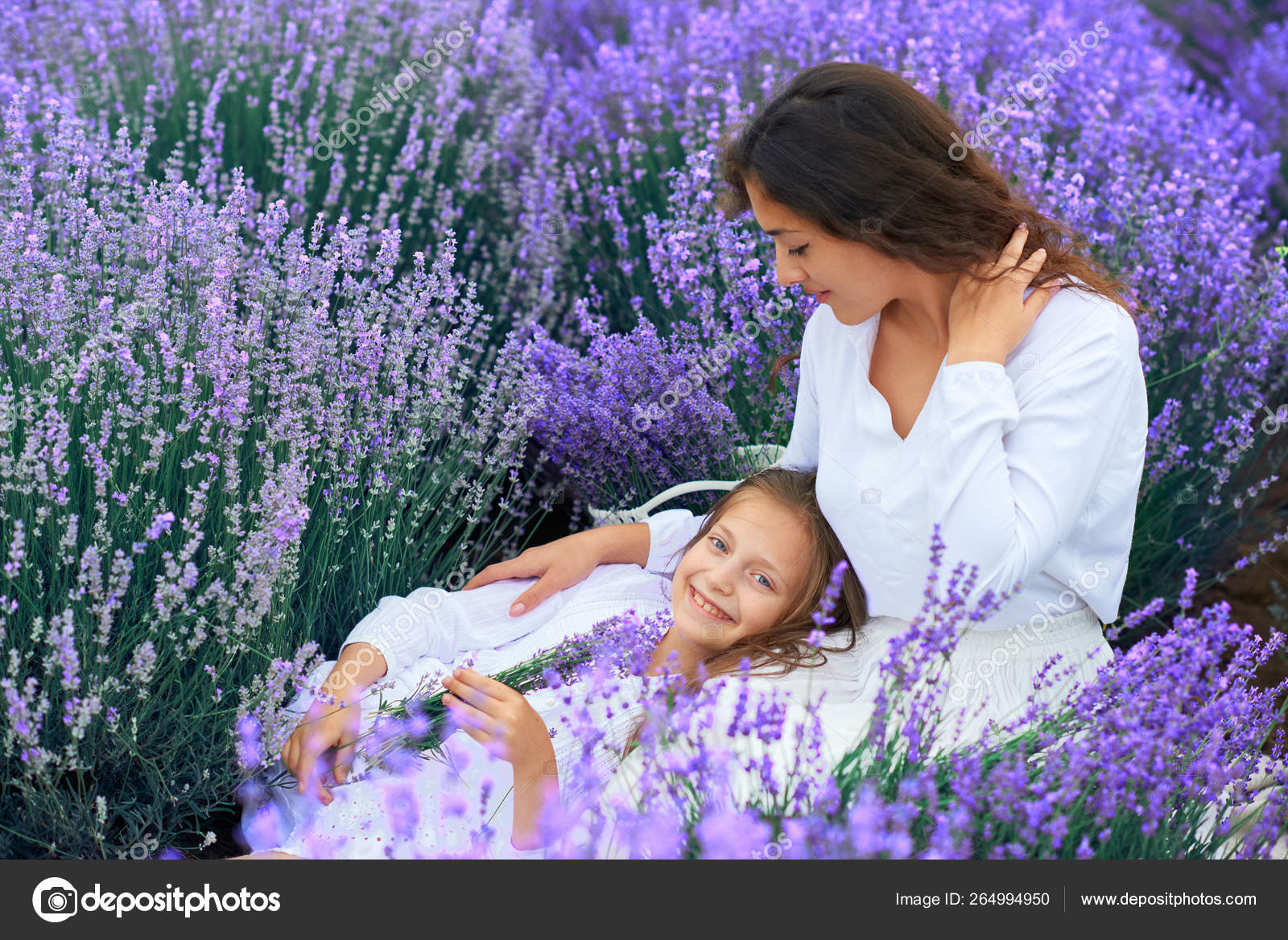 Niñas están en el campo de flores de lavanda, hermoso paisaje de verano:  fotografía de stock © soleg #264994950 | Depositphotos