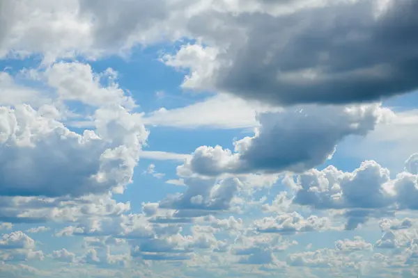 明るい晴れた雲、背景として日に美しい空 — ストック写真