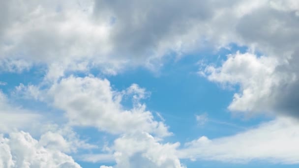 Εποχή Των Όμορφων Σύννεφων Στον Ουρανό Την Ημέρα — Αρχείο Βίντεο