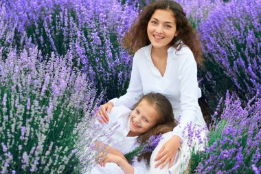 kızlar lavanta çiçek alanı, güzel yaz manzara vardır