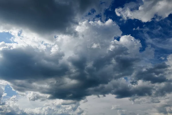 Scuro cielo tempestoso con nuvole — Foto Stock