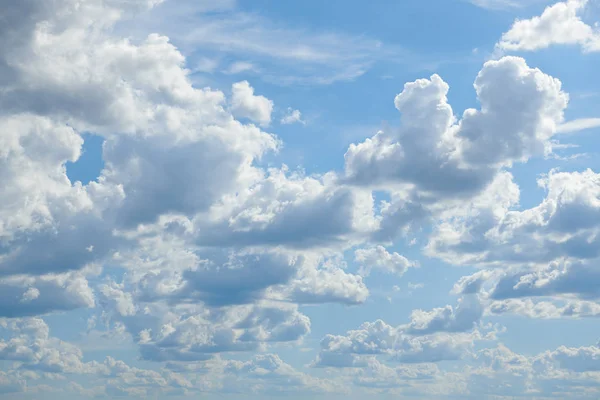 Awan cerah cerah cerah, langit yang indah di hari sebagai latar belakang — Stok Foto