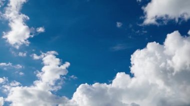 Gün gökyüzünde güzel bulutların Timelapse.