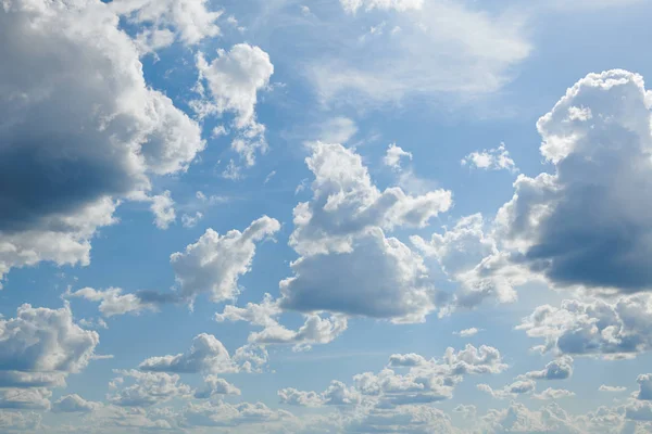 Nuages brillants et ensoleillés, beau ciel le jour comme arrière-plan — Photo