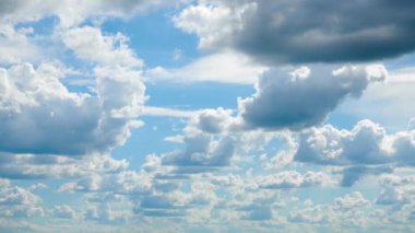 Gün gökyüzünde güzel bulutların Timelapse.