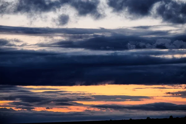 ระยะเวลาของท้องฟ้าที่มีพายุมืดที่มีเมฆในเวลากลางคืน — ภาพถ่ายสต็อก