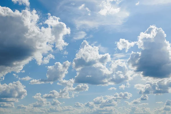 明るい晴れた雲、背景として日に美しい空 — ストック写真