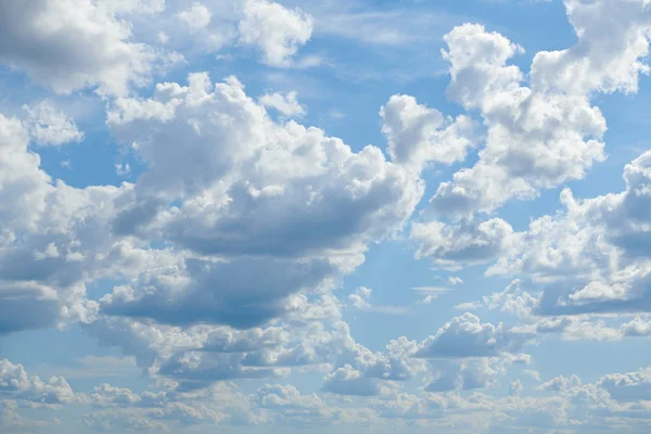 Awan cerah cerah cerah, langit yang indah di hari sebagai latar belakang — Stok Foto