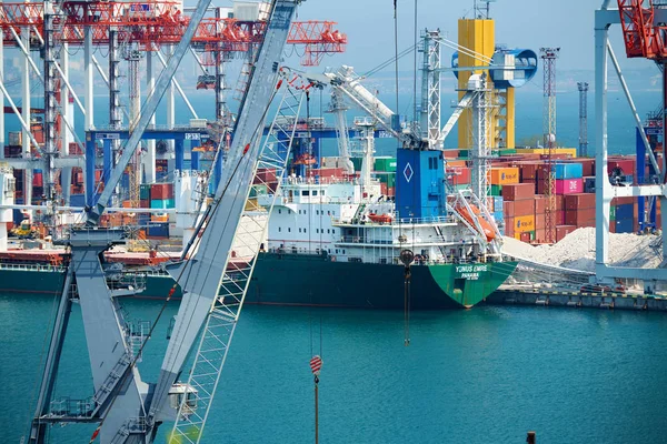 Puerto industrial en la ciudad de Odessa, Ucrania, 4 de mayo de 2019 - Infraestructura del puerto marítimo — Foto de Stock