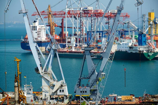 Industriehafen in der Stadt Odessa, Ukraine, 4. Mai 2019 - Infrastruktur des Seehafens — Stockfoto