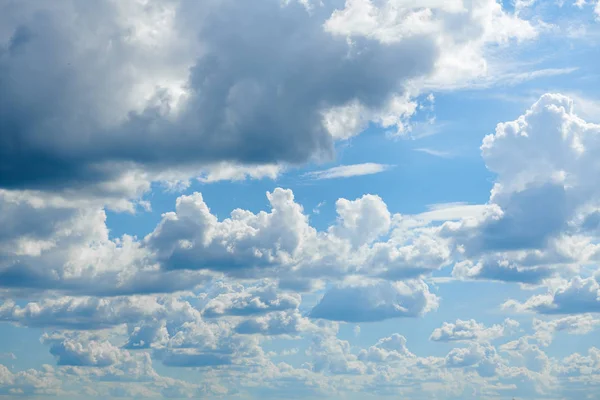 Nuages brillants et ensoleillés, beau ciel le jour comme arrière-plan — Photo