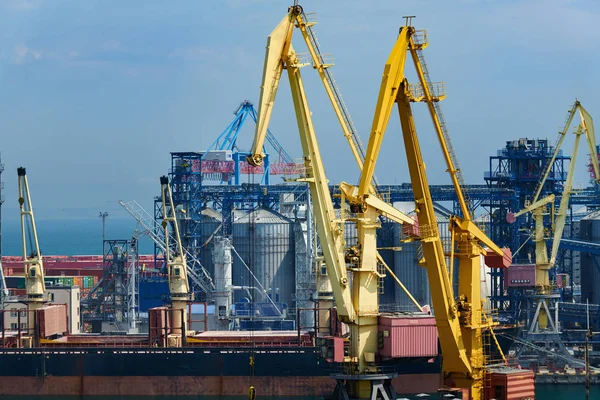 Port industriel dans la ville d'Odessa, Ukraine, 4 mai 2019 - Infrastructure du port maritime — Photo