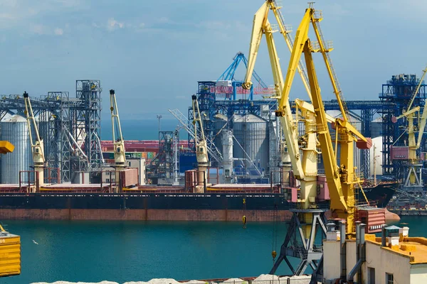 Industriële haven in Odessa stad, Oekraïne, mei 4, 2019-infrastructuur van de zeehaven — Stockfoto