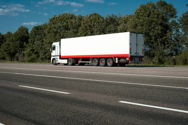 El camión blanco está subiendo por la carretera. Concepto de transporte de carga . — Foto de Stock