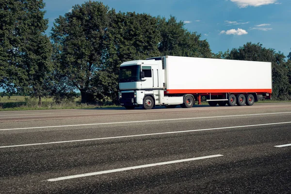 White truck is going up the road. Cargo transportation concept. — Stock Photo, Image