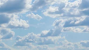 Gün gökyüzünde güzel bulutların Timelapse.