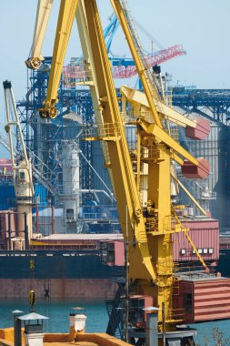 Endüstriyel liman, liman altyapısı, vinçler ve kuru yük gemileri