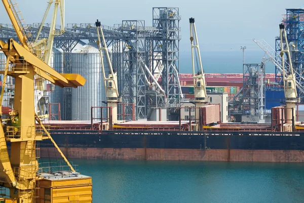 工业港口、海港基础设施、起重机和干货船 — 图库照片