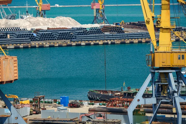 Port przemysłowy, infrastruktura portu morskiego, dźwigów i suchych statków towarowych — Zdjęcie stockowe
