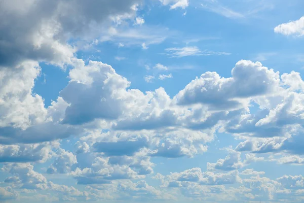 Nuages brillants et ensoleillés, beau ciel le jour comme arrière-plan — Photo