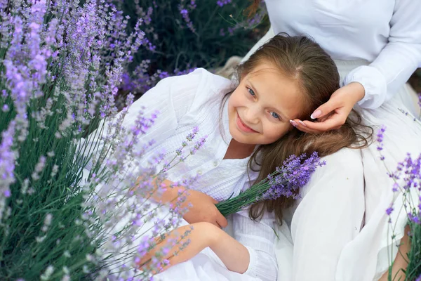 Meninas estão no campo de flores de lavanda, bela paisagem de verão — Fotografia de Stock