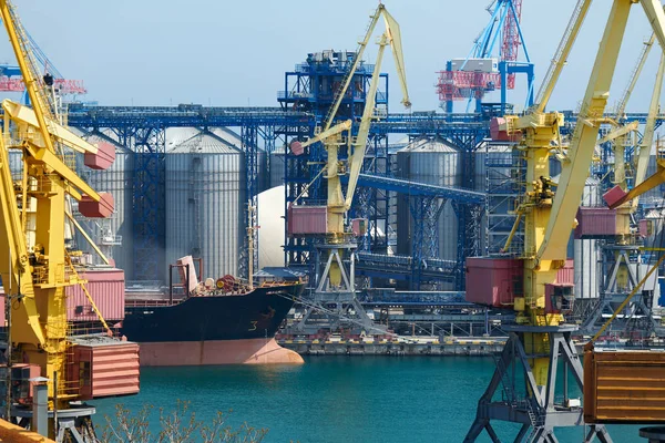 Industrial port, infrastructure of seaport, cranes and dry cargo ships — Stock Photo, Image