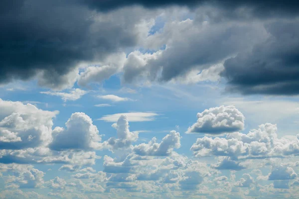 Awan cerah cerah cerah, langit yang indah di hari sebagai latar belakang — Stok Foto