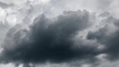 Bulutlar ile karanlık fırtınalı gökyüzü timelapse