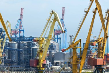 Endüstriyel liman, liman altyapısı, vinçler ve kuru yük gemileri