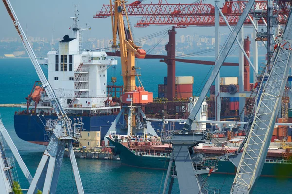 Porto industrial, infra-estrutura de portos marítimos, guindastes e navios de carga seca — Fotografia de Stock