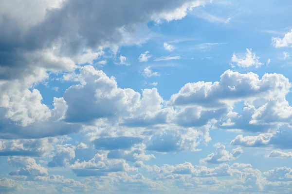 Awan cerah cerah cerah, langit yang indah di hari sebagai latar belakang — Stok Foto