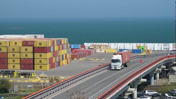 Port Przemysłowy Odessie Ukraina Maja 2019 Ciężarówki Idą Poprzek Przemysłowego — Wideo stockowe