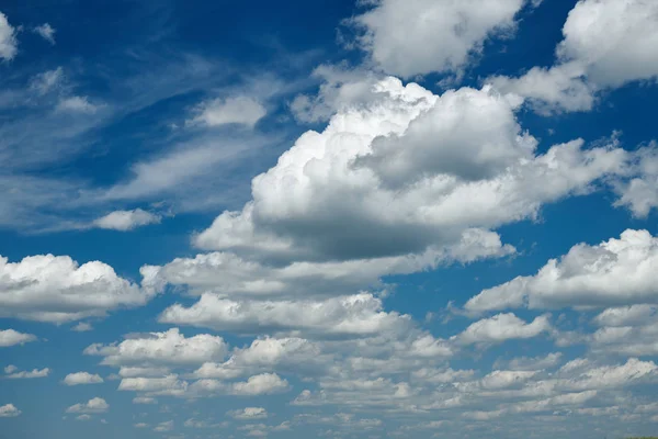 Schöne Wolken am Himmel am Tag — Stockfoto