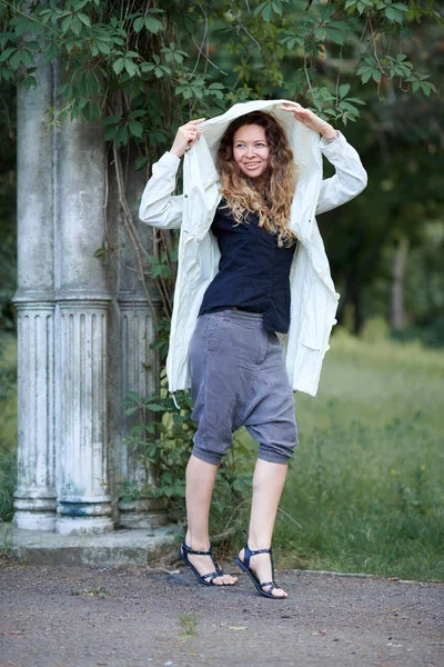 Chica de moda posando al aire libre —  Fotos de Stock