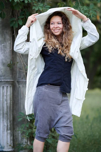 Chica de moda posando al aire libre —  Fotos de Stock