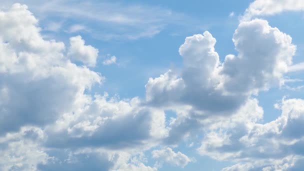 日中の空に美しい雲のタイムラプス — ストック動画