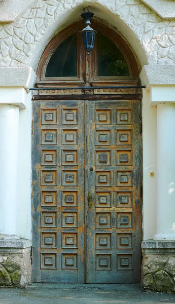 Puerta de madera vintage y vieja pared blanca como fondo — Foto de Stock