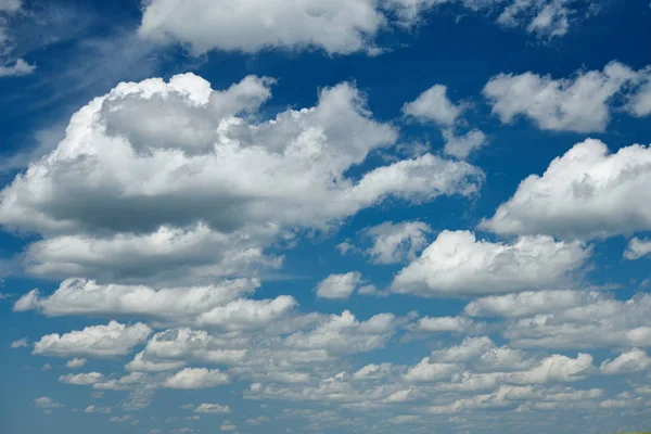 白天天空中美丽的云彩 — 图库照片