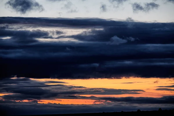 ท้องฟ้าที่มีพายุมืดที่มีเมฆในเวลากลางคืน — ภาพถ่ายสต็อก