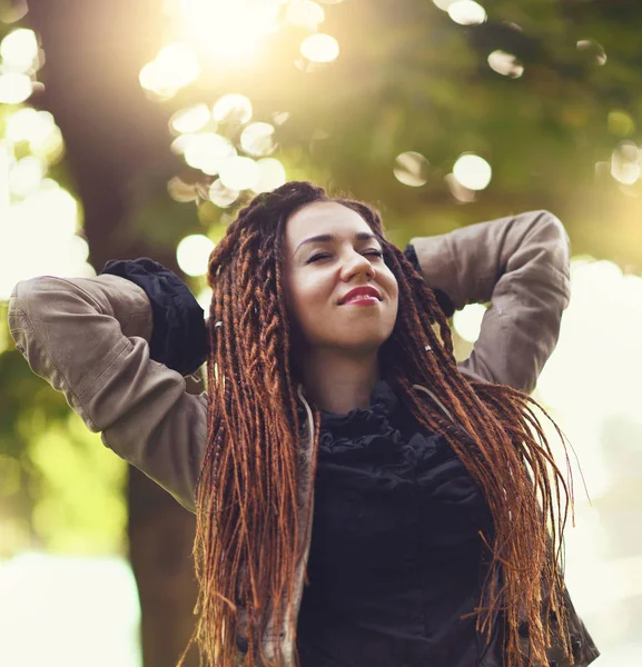 mutlu dreadlocks şık kız güneşli ormanda poz