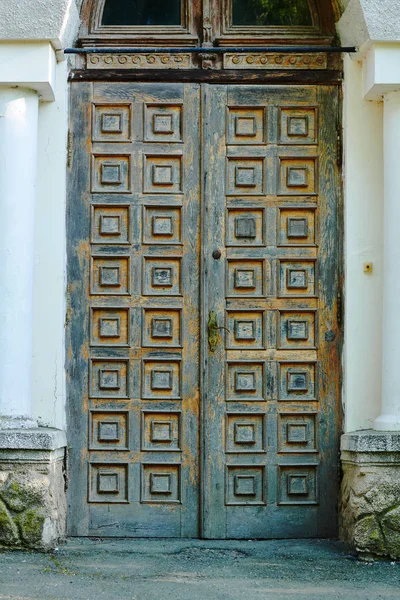 Vintage-Holztür und alte weiße Wand als Hintergrund — Stockfoto