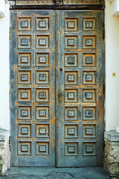 Puerta de madera vintage y vieja pared blanca como fondo — Foto de Stock