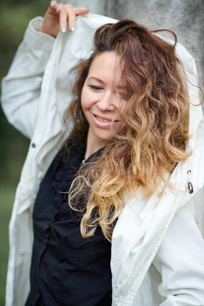 Chica de moda posando al aire libre —  Fotos de Stock