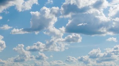 Gün gökyüzünde güzel bulutların Timelapse.