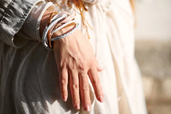 Hand of fashionable girl dressed in white — Stock Photo, Image
