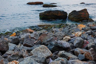 gün batımı, taş sahil ve güzel gökyüzü deniz manzara
