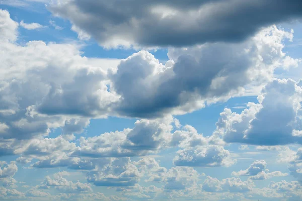 Nuages brillants et ensoleillés, beau ciel le jour comme arrière-plan — Photo