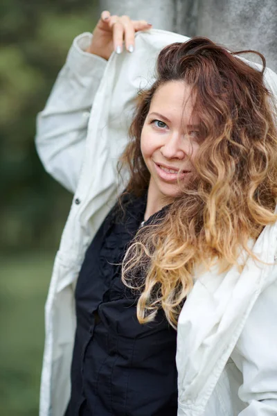 Chica de moda posando al aire libre —  Fotos de Stock