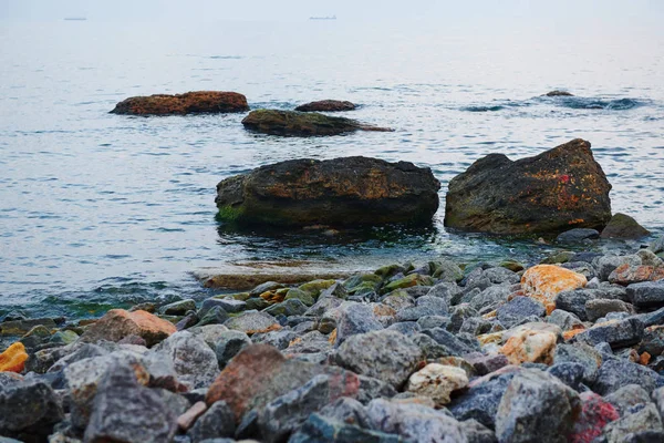 Sea landscape at sunset, stone coast and beautiful sky — Stock Photo, Image