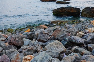 gün batımı, taş sahil ve güzel gökyüzü deniz manzara